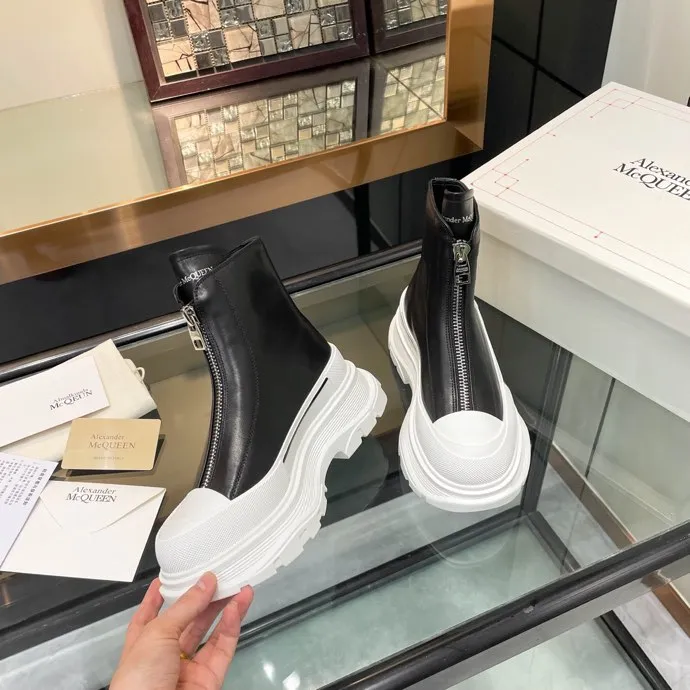 👟👟Ex-factory price 620👟👟 Men +10 🔥4050 McQueen’s new popular women’s boots and couple shoes🔥 Original 1:1 replica, the highest version! AIexanderMcQUEEN✅ products have been certified, endorsed by many celebrities such as Guli Nazha, Wu Lei, and Internet celebrity bloggers, and have fashion models on the T stage of Milan Fashion Week! Front zipper design, easy to wear, 6 cm heel height, comfortable to wear and heighten your legs, fabric: top grain calfskin/ lining: imported sheepskin feet: imported sheepskin, women's size 35-40 (40 must be customized). Men's size 39-45 (45 must be customized). Color: black/white, all black, off-white. Packaging: Matching counter packaging certificate pure cotton bag.